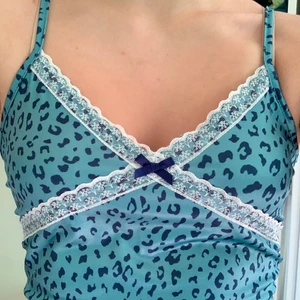 jättegullig topp - Supersöt topp!! I love men något för stor på mig. Billig frakt om du är ok med att den skickas i brev :)🌟