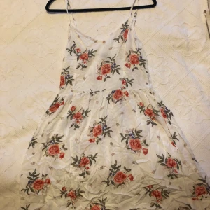 Blommig klänning - Väldigt fin sommar klänning 