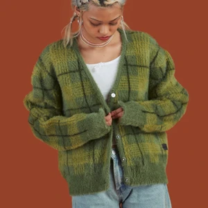 Unif ty cardigan kofta - Dupe på unifs fina ty cardigan!! Köpt på depop (för 700kr med frakt+tull) men jag har för mycket kläder så den har inte kommit till användning hos mig:( därför i superbra skick. Strl XS-S skulle jag säga :) bud är bindande !!!