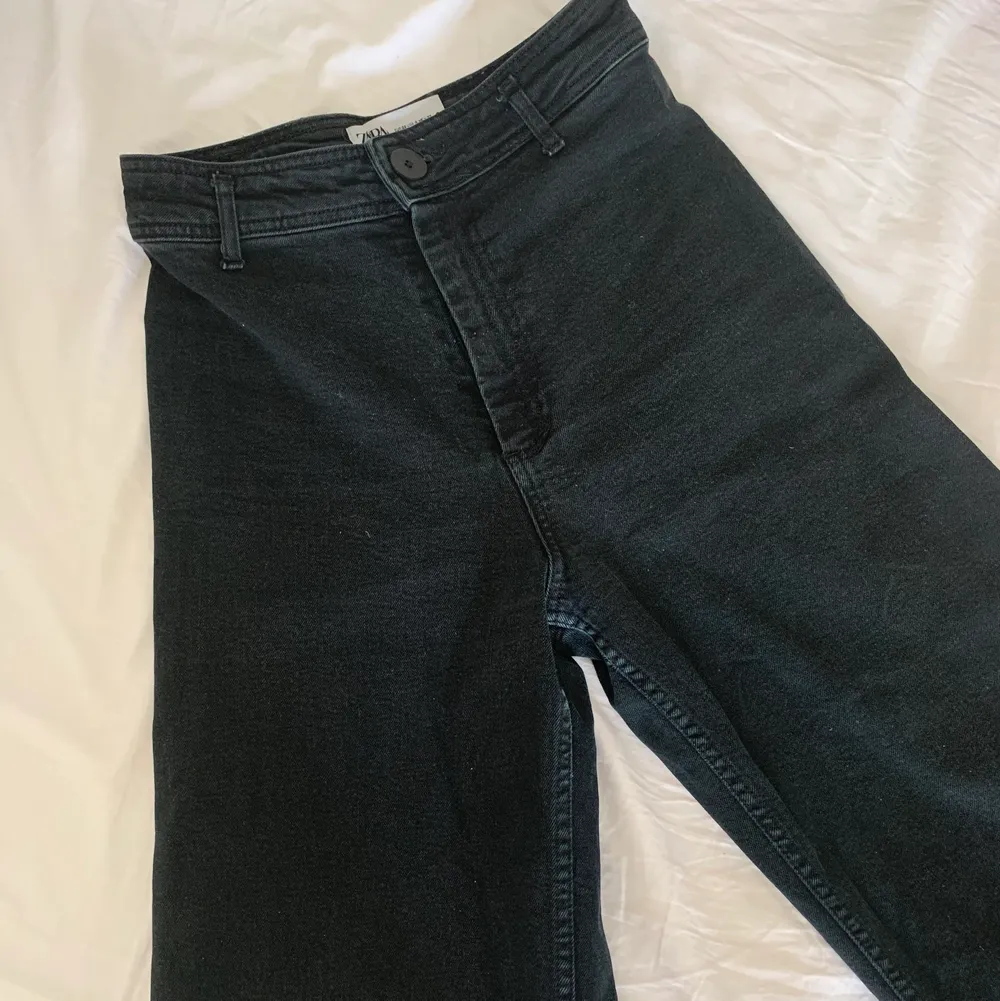Super vackra jeans som formar kroppen jättefint. Högmidjade och lite slitningar längst ner. Köparen står för frakt . Jeans & Byxor.