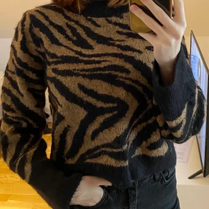 Tröja från h&m, storlek xs  - Kommer aldrig till användning, väldigt fin tröja. Köptes för 250kr