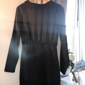En jätte fin svart klänning från Gina tricket med etikett på. Aldrig använt, jätte skön material och fin att ha till en sommar kväll.  