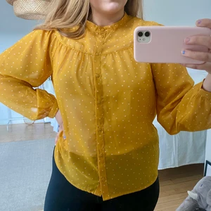 Blus med små hjärtan - En mycket sparsamt använd urgullig blus.🥰