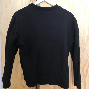 Svart sweatshirt BACK strlk small - Svart sweatshirt från Ann-sofie Back i strlk small (34). Fint begagnat skick 