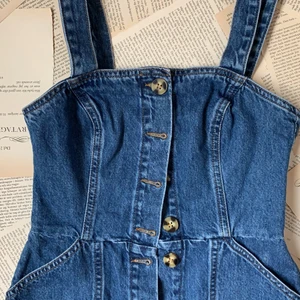 Supersöt jeansklänning från Urban outfitters- passar perfekt till sommar:) - Klänningen är använd ett fåtal gånger så är i nyskick! 