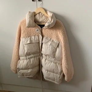 Stenfärgad pufferjacka med paneler i teddymaterial och knytmidja, Strl L - Kräm/beige lite tjockare jacka jag köpte på Asos, använd fåtal gånger för den inte riktigt passade mig. Köpare står för frakt 💓