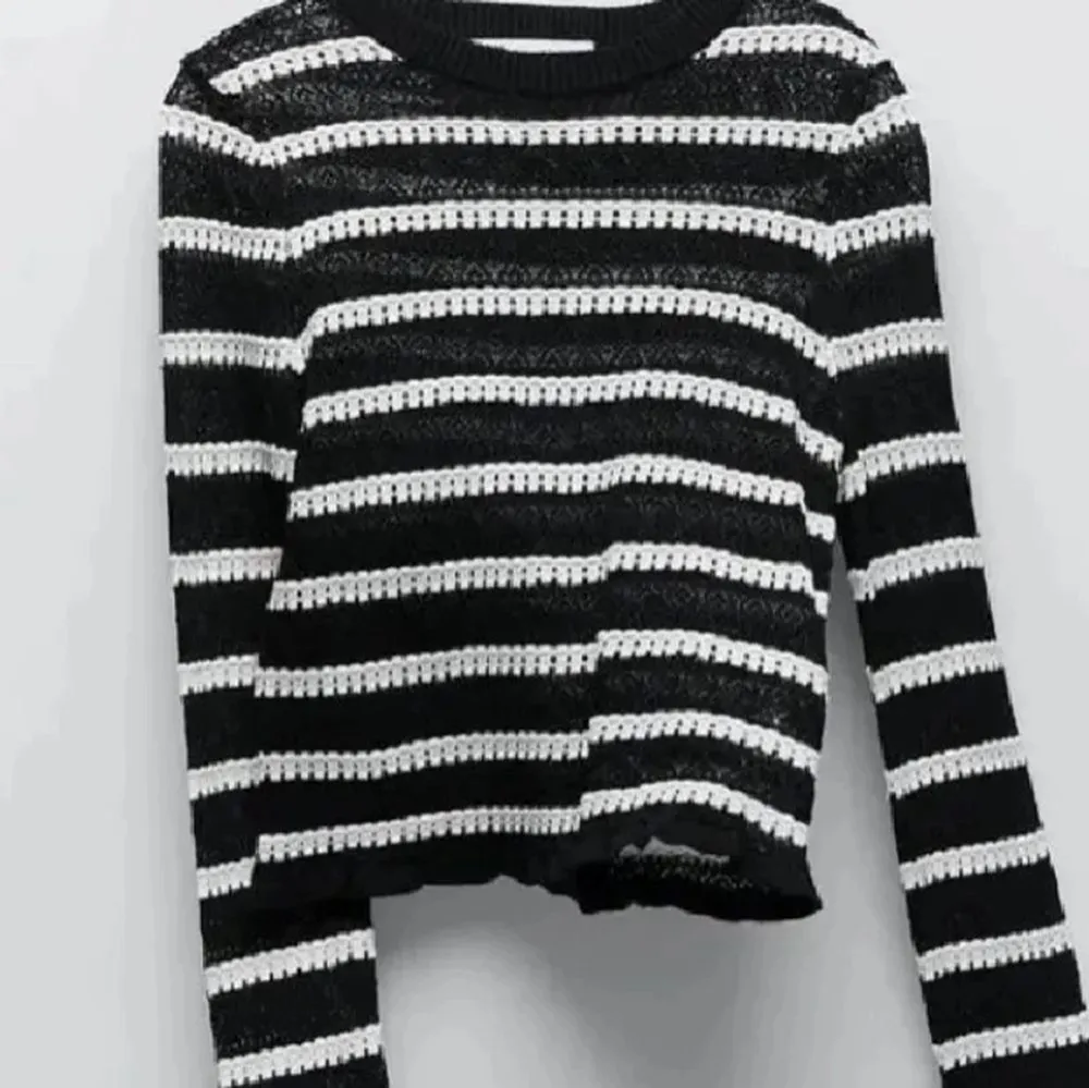 Säljer denna trendiga, slutsålda Zara tröjan då jag inte rikigt får användning för den💓 knappt använd så mycket bra skick💞  kan mötas i Stockholm anars betalar köparen frakt💕 (lånade bilder). Tröjor & Koftor.