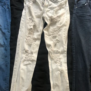 Jeans från h&m - Älskar verkligen dessa jeans till döden dom e så snygga men dom har blivit lite för små för mig nu så måste sälja dom tyvärr. Sitter superfint och jätteskönt annars!