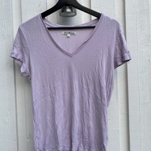 Lila t-shirt  - Superfin t-shirt från Hampton Republic (Kappahl) i storlek S. Materialet är mjukt och tröjan sitter inte åt, den är lite lösare vilket kanske är skönt när det är varmt. ☀️ På vänstra armen har den även Hampton Republics märke! (Bild 3). 💛 den är sparsamt använd och har inget fel.
