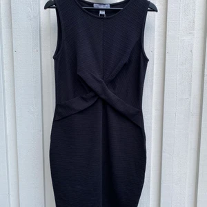 Klänning - Klänning från märket AMISU som köptes från NewYorker. Den formar sig sjukt fint efter kroppen oavsett vilken kroppsform man har. Den är aldrig använd för att jag inte gillar klänningar så mycket, så därför säljer jag den! 😁 storlek 42 vilket motsvarar M, men det går att vara större och ha klänningen för att den är stretchig. Så storlek M/L är rimligt.