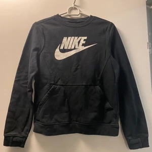 Nike tröja  - Nike tröja i storlek xs, kan skicka bättre bilder om så önskas då den ser typ flammig/skitig ut på denna bild vilket den inte är. Säljes då den blivit för liten 