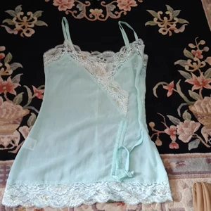 Linne klänning  - En söt silk med gold glitter  som  som kan vara användas som en klänning eller en topp till summer är I mycket bra skick och passar xs_ a. Användade bara en gång. Finns fler bilder 