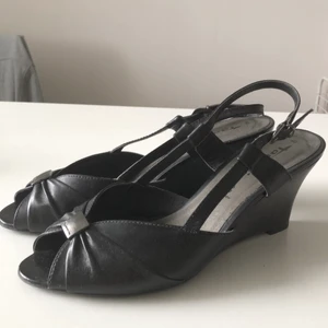 Klackskor  - Mycket fina plattå klackskor med öppentå 