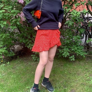 Somrig kjol❤️ - En gullig somrig kjol i färgen röd med vita hjärtan på🤍 perfekt nu till sommar, säljer pga att jag har för många kjolar💕💕(kan både mötas och skicka men då står köparen för frakten!🥰)