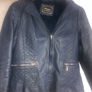 Jacka - Jackan är kort på modellen och är skinn