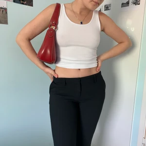 Basic topp! - Perfekta basplagget i sommar✨ lite uppvikt på bilden. Jag är storlek s. Möts på söder annars står köparen för frakt på 28kr❤️