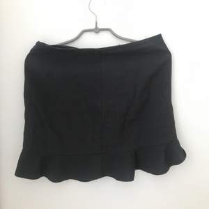 söt svart kjol från pull&bear strl M