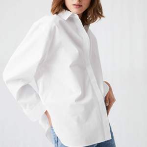 Vit skjorta från Arket i den populära modellen Relaxed Poplin Shirt. Ostruken på bild men finns massor med bilder online. Använt men fint skick. Tunn och krispig, snyggast som struken. Skriv om du undrar ngt!  