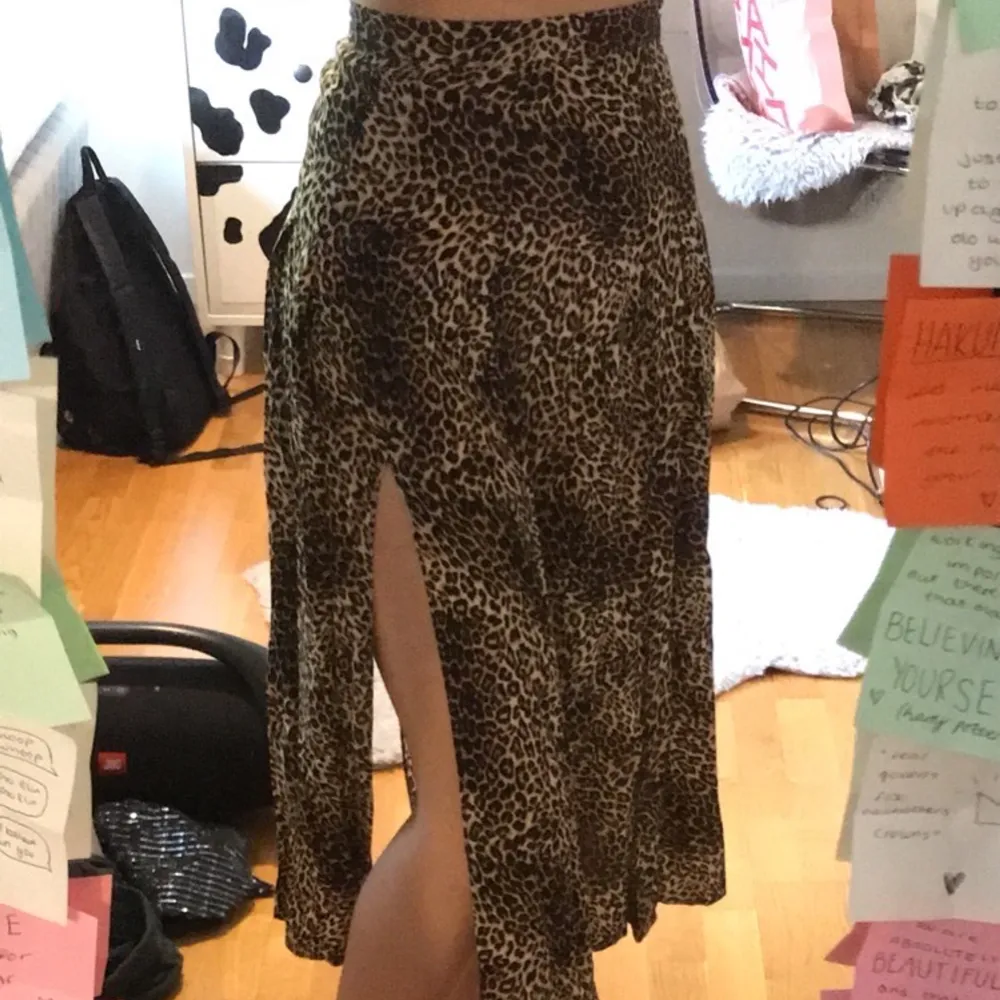 Jättefin kjol i leopardmönster med en slit för benet. Knappt använd då den är lite liten för mig. Dragkedja på sidan. Jättebra skick. Kan mötas upp i Göteborg, annars frakt 66kr❤️. Kjolar.