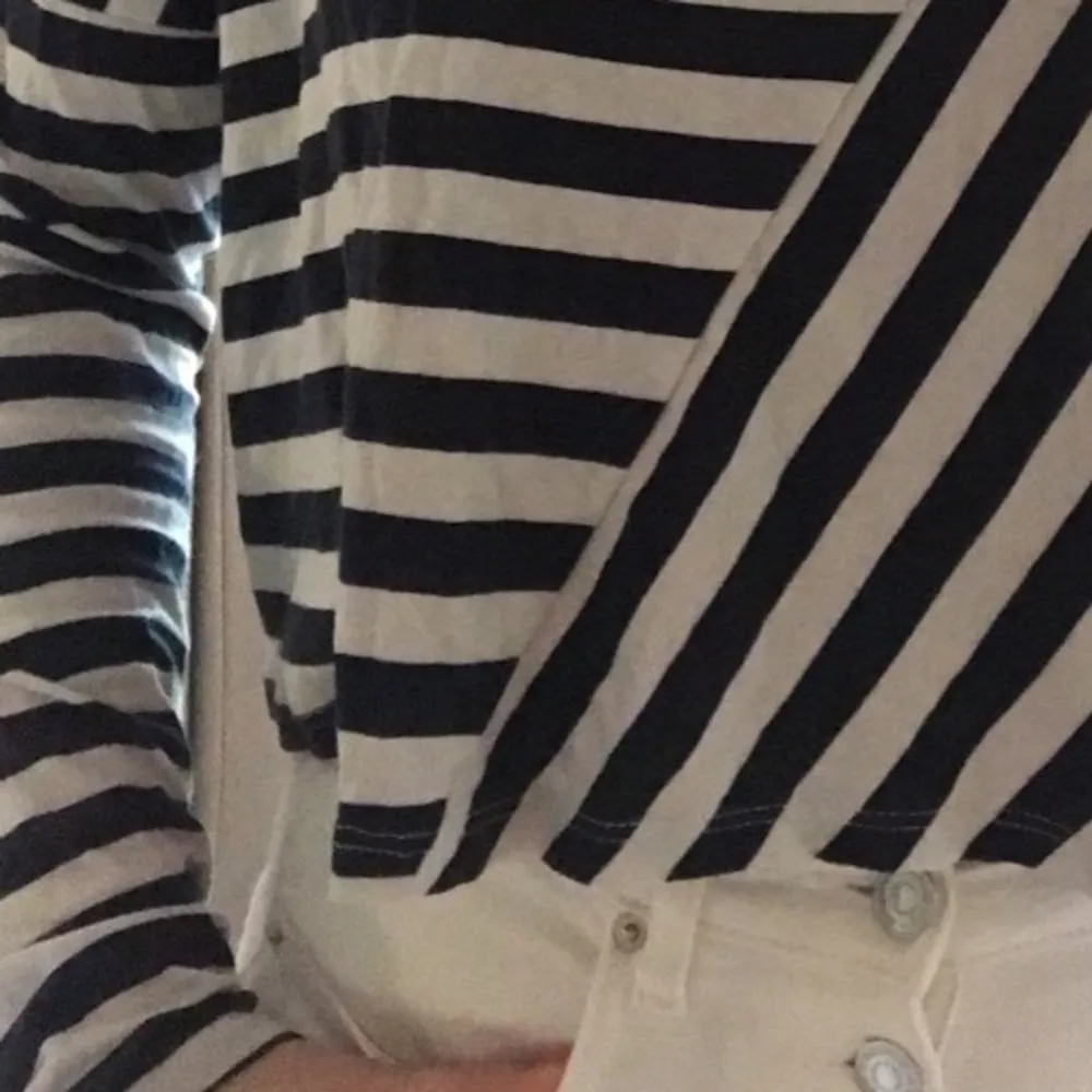 En jättefin tröja med olika sorters vita och marinblå ränder. Säljer då den knappt kommer till användning. Skriv gärna för fler bilder eller frågor. Kan mötas upp i eller nära Göteborg, annars frakt 66kr❤️. Toppar.