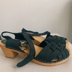 Moheda träskor strl 40 - Använda en gång. Äkta moheda träskor med svart rem. 