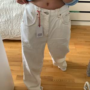 Jeans från Urban Outfitters som var alldeles för stora. Oanvända med orginalförpackning och lappen kvar. Orginalpris 650kr. Så länge annonsen är kvar är byxorna kvar❤️