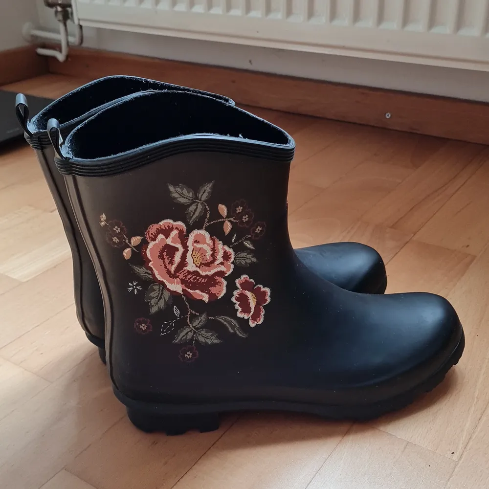 Rain boots in perfect condition from Kappahl. With cute flower print 😄🌼🌺 Size 38 but I think they are good for both 38 and 39 as they have a more loose fit.. Skor.