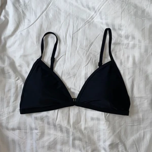 Bikini - Bikini topp från Nelly. Axelbanden går att reglera och vadderingen är uttagbar om man så önskar. Oanvänd!