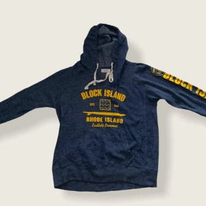Rhode Island Hoodie, vintage  - Skick 7/10.                                                                              Tunn hoodie med tryck från Rhode Island.                             Storlek L men är liten så skulle passa M.