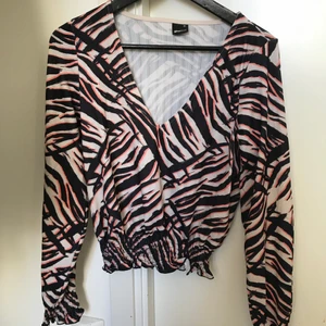 Storlek 34 - Blus från Ginatricot, aldrig använd🌸