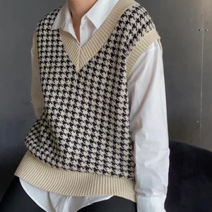 Rutig väst  - Rutig väst från urbangal, identisk till den från zara! Köpt för ca 300kr, jättebra skick!! 💞💞💞