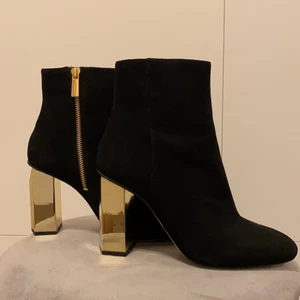 Michael Kors klackskor - Äkta Michael Kors klackskor från zalando. De är använda en gång men är fortfarande i gott skick, dock finns de märke under skon på sista bilden. Längden på klacken är 7,5 meter