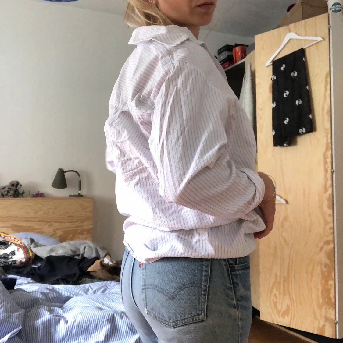 Vit skjorta med tunna svarta ränder weekday xs - 90