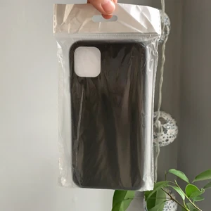 iPhone 11 case - Ett svart silikonskal från Cdon✨ Säljer pågrund av att jag råkade beställa till fel mobil! Med andra ord är skalet aldrig använt och kvar i sin förpackning🥰 Kan mötas upp i Örebro, annars står köparen för frakten✨