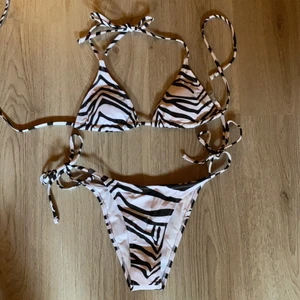Bikini - Sipersnygg bikini. Säljer då den är lite liten för mig, endast provat. Det är en M men skulle säga att den passar bättre till en S då överdelen har ganska små ”kupor”. 