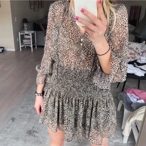 Zara känning - Säljer min superfina zara klänning med bortklippt lapp men endast använd en gång💞 supersnygg till sommarn💓