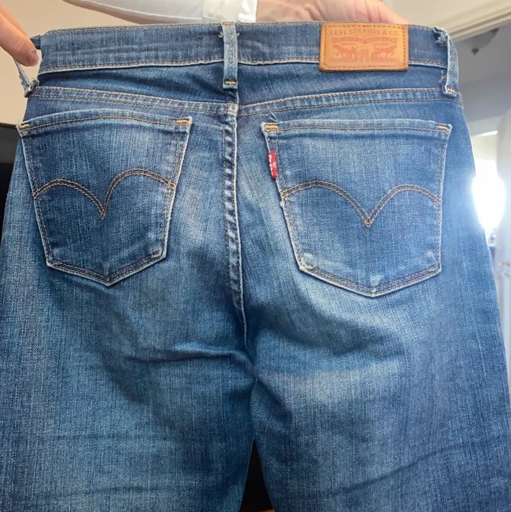 Säljer nu ett par Levis jeans i storlek 24, ”super skinny fit”. Använda endast några gånger därför fortfarande i super bra skick. Skickas nytvättade. 250kr eller bästa bud.. Jeans & Byxor.
