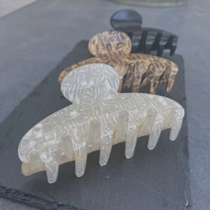 Hårklämma - Super fina hårklämmor i både marmorerat och enfärgat💞 de är mellan stora och sitter bra i håret🌸 de kostar 79kr/st + 15 kr i frakt🌸