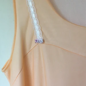 Klänning - Den gulligaste persikofärgade klänningen! Köpt second hand men aldrig använd av mig pga obekväm i klänning så den förtjänar mer kärlek. Liten fläck vid sömmen, se bild 3! Dubbla lager lite transperenta lager tyg. Bara skriva om du har något frågor! ✨❤️🌞 frakt ingår!