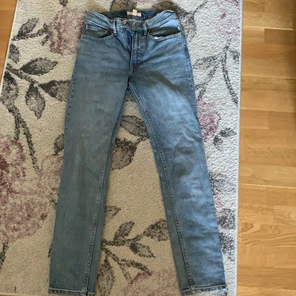 Mom jeans som är lagom tighta. Är i bra skick och bara använda några gånger men ca 1 är gamla.. Jeans & Byxor.