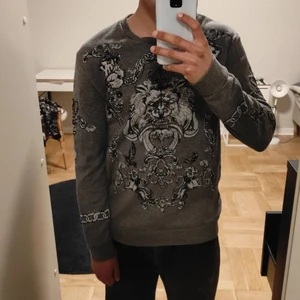 tvärfet långärmad med tryck  - S men sitter som M 