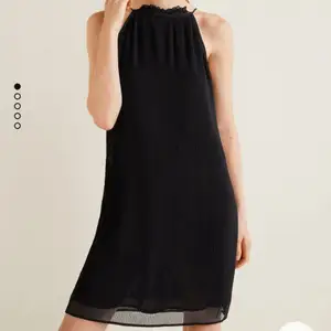 Black pleated dress from Mango. Never used, still with a price tag. It has a nice halter-neck style neckline. Uncovered arms makes it great for summer parties ☀️🥳 Size S, total length 92 cm.