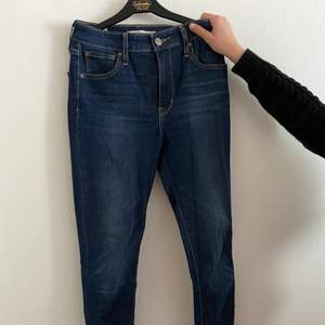 Ett par skinny Levi’s jeans i bra skick, använt fåtal gånger. 300kr. Storlek 26 i levi’s storlek, jag skulle säga att det passar 34 men även 36