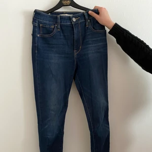 Levi’s jeans - Ett par skinny Levi’s jeans i bra skick, använt fåtal gånger. 300kr. Storlek 26 i levi’s storlek, jag skulle säga att det passar 34 men även 36