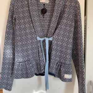 ODD MOLLY - säljer min fina odd Molly kofta som tyvärr blivit för liten för mig. Den är väldigt sparsamt använd och är som ny. Storlek 1. 