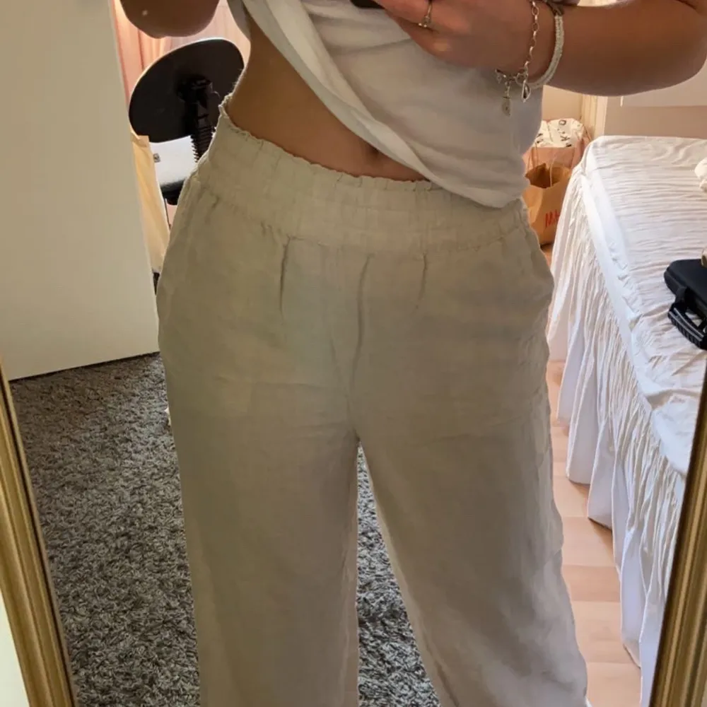 H&M populära linnebyxor som är helt slutsålda överallt. Aldrig använda med prislapp kvar, lämnar tillbaka om jag inte får ett bra bud🥰 Jag är 173cm. Jeans & Byxor.