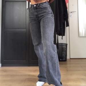 Supersnygga och trendiga jeans från monki!! Grå tvätt och vida i modellen, passar till allt! Dom är i strl 24w och är normala i storleken💗💗köparen står för frakt