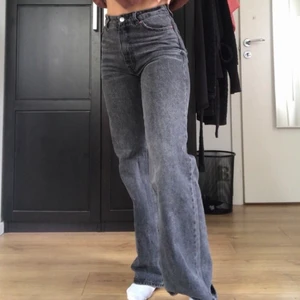 Monki jeans - Supersnygga och trendiga jeans från monki!! Grå tvätt och vida i modellen, passar till allt! Dom är i strl 24w och är normala i storleken💗💗köparen står för frakt