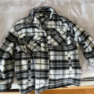 Shacket  - Svartvit shacket från Zara i storlek xs i nyskick. Säljer eftersom jag inte får så mycket användning av den längre. Nypris 400kr. Säljs endast vid bra bud!