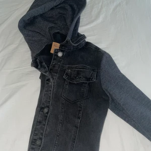 Jeansjacka  - Jeansjacka från Hollister med tygärmar. Storlek M